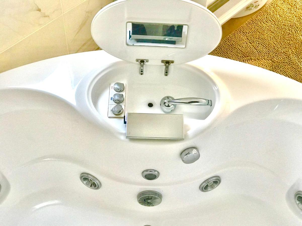 Stanza E Bagno Privato, Idromassaggio Con Extra Fee, In Appartamento Ferrara Bagian luar foto